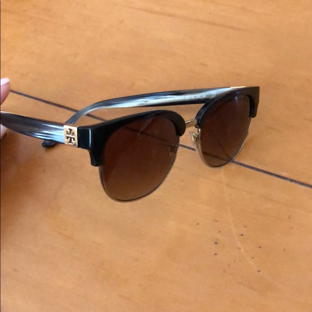 Tory Burch sunglasses w scratches on lenses